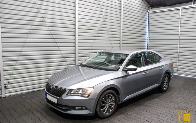 Skoda Superb cena 48888 przebieg: 293000, rok produkcji 2018 z Prochowice małe 379